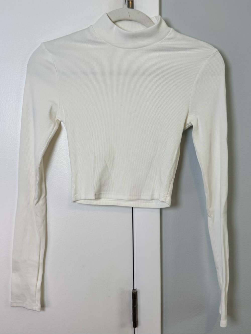 Emory Park Women’s White Mock Neck Long Sleeve Crop Top